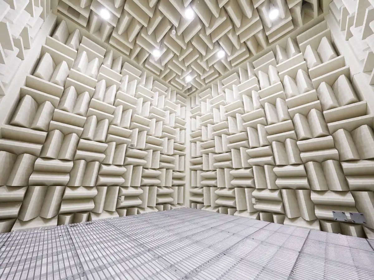 Fully anechoic chamber low corner angle